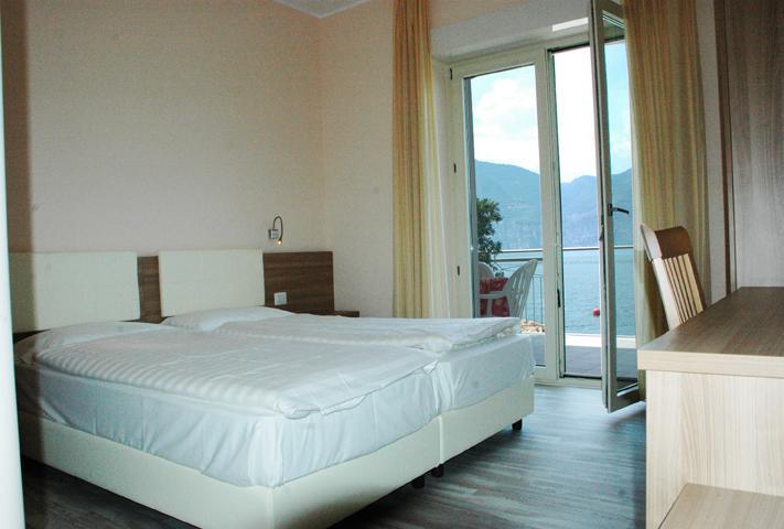 Hotel Garni Vela D'Oro Бренцоне-суль-Гарда Экстерьер фото