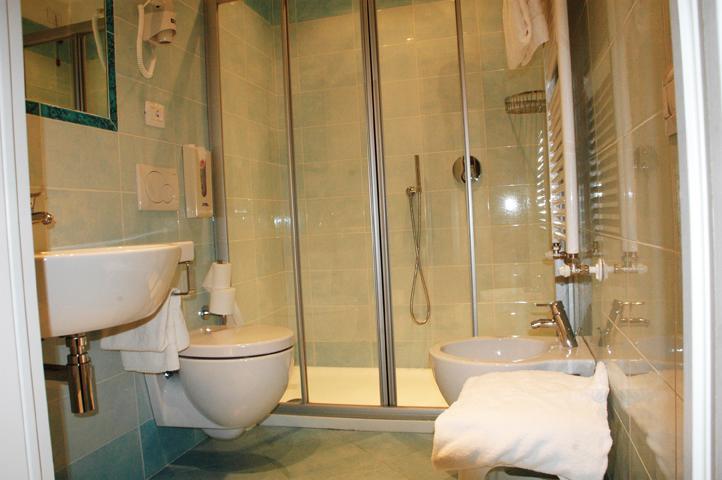 Hotel Garni Vela D'Oro Бренцоне-суль-Гарда Экстерьер фото